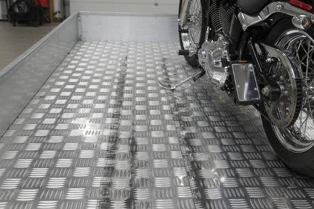 5 mm Alu Riffelblech mit Motorrad darauf